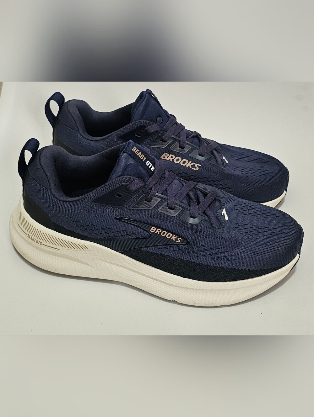 Men's Brooks Beast 24 GTS size 9 Wide
